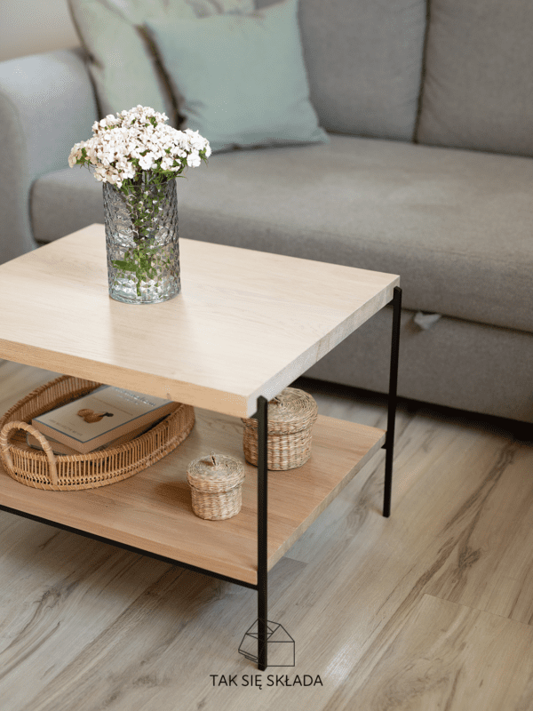 Delikatny stolik industrialny z półką produkt Delikatny stolik industrialny z półką