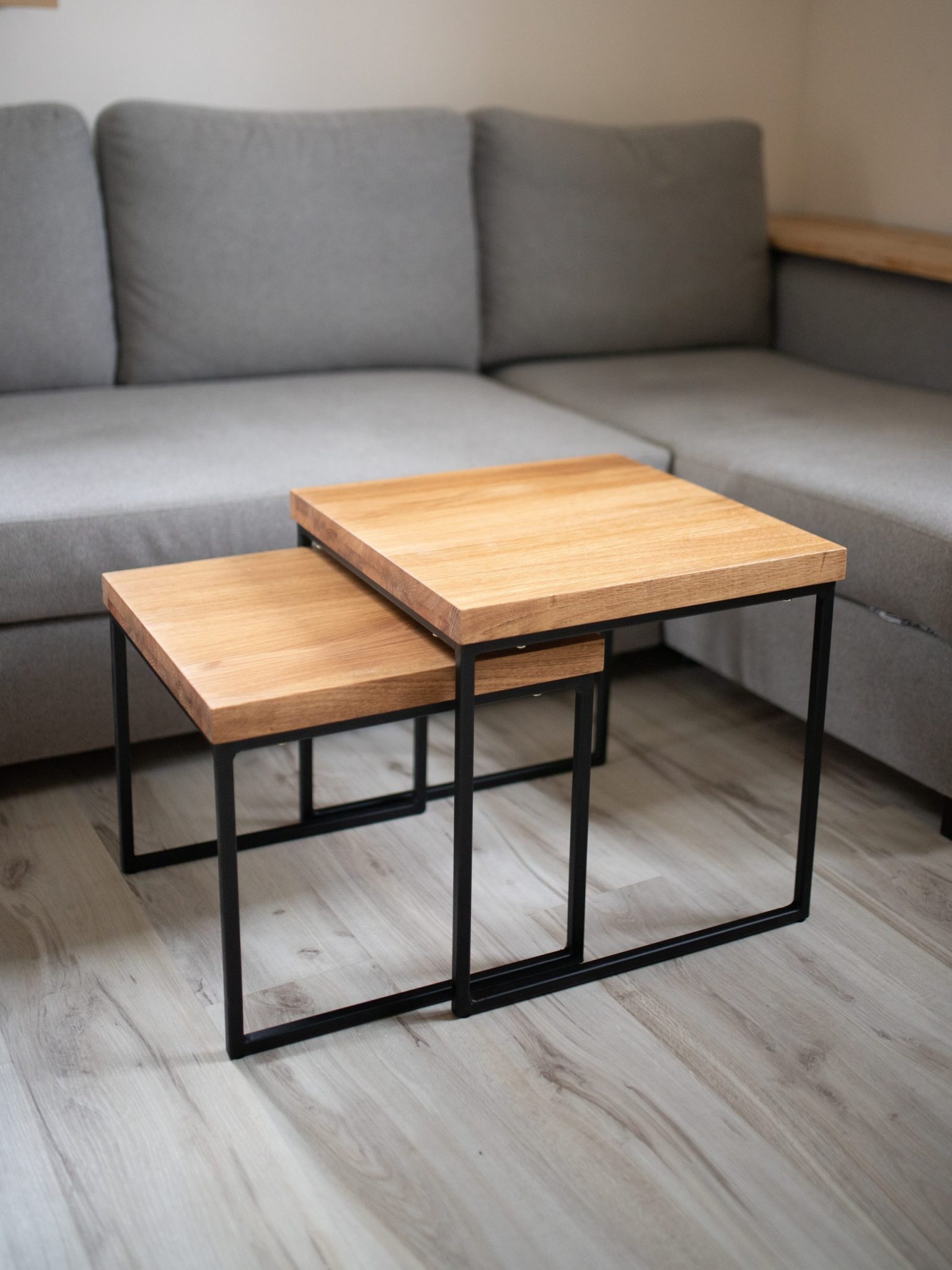 produkt Zestaw chowanych stolików kawowych